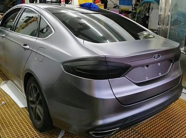 蒙迪歐電光炭灰 當(dāng)經(jīng)典轎跑邂逅爆款改色，演繹移動(dòng)冰霜美學(xué)